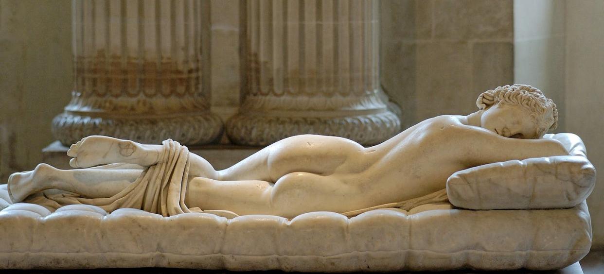 Statue d’Hermaphrodite, copie romaine d’un original grec du IIe siècle av. J.-C. Musée du Louvre, Paris. <a href="https://fr.m.wikipedia.org/wiki/Fichier:Borghese_Hermaphroditus_Louvre_Ma231.jpg" rel="nofollow noopener" target="_blank" data-ylk="slk:Wikipédia;elm:context_link;itc:0;sec:content-canvas" class="link ">Wikipédia</a>