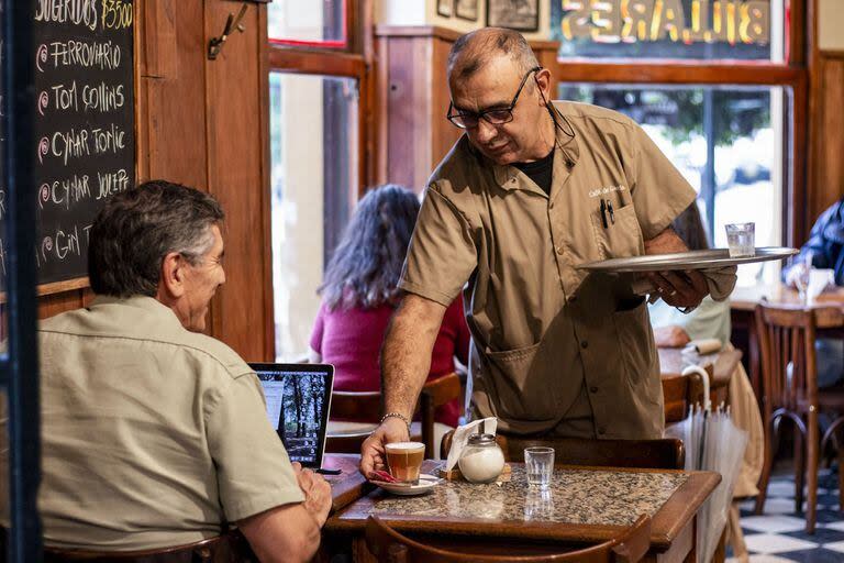 Oscar Miguel Galarza, mozo histórico del café