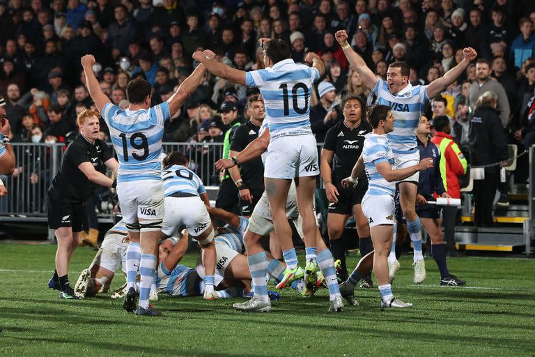 Guido Petti, Ramiro Carreras y Emiliano Boffelli festejan el pitazo final, que marcó el hito de los Pumas