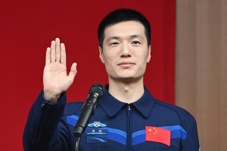 El astronauta chino Li Cong habla sobre la misión espacial Shenzhou-18 el 24 de abril de 2024 en el Centro de Lanzamiento de Satélites de Jiuquan (Greg Baker)