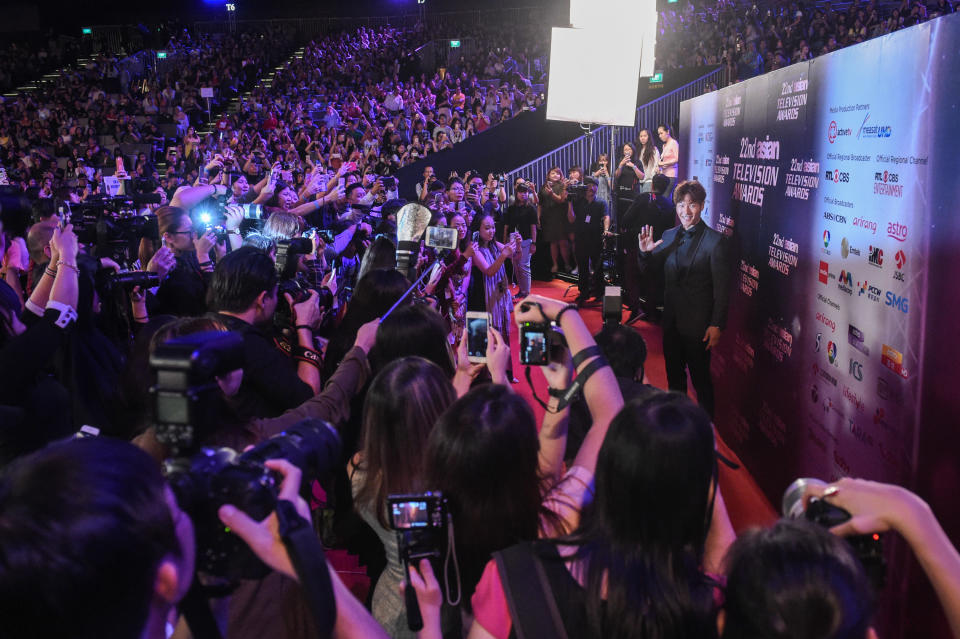 <p>‘Running Man’ host Kim Jong-kook surrounded by fans and media on the red carpet at the 22nd Asian Television Awards. (Photo: Joseph Nair for Yahoo Lifestyle Singapore) </p>