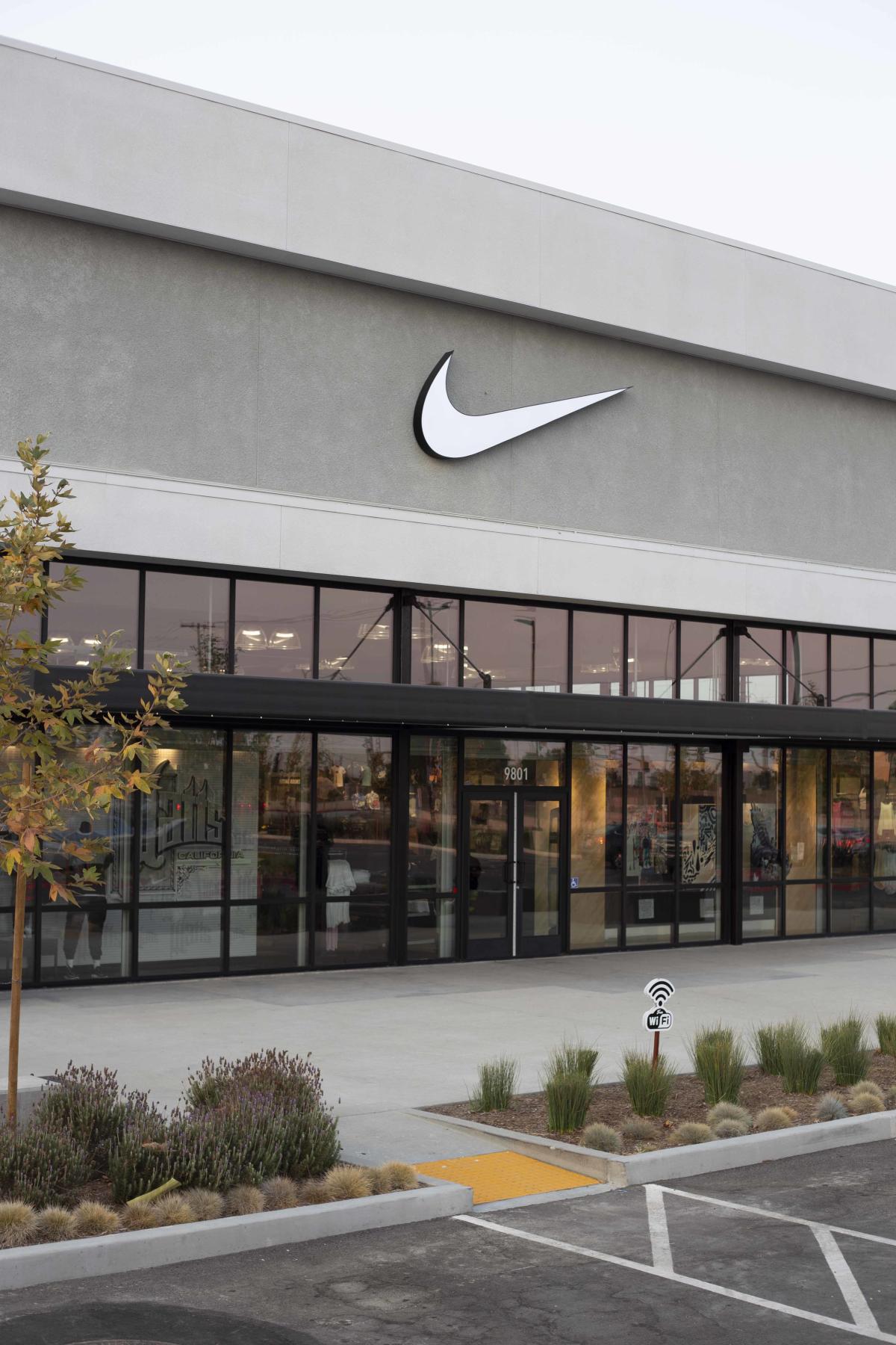 cómo utilizar Camión golpeado Complaciente Nike Ups Planned Job Cuts in Portland, Ore., to 700