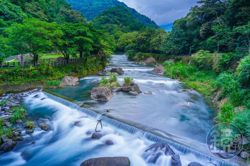 大羅蘭溪河面寬廣，水質清澈，定眼望去，在觀景平台上可一眼看見遼闊的山與溪流，是烏來深處的後花園。