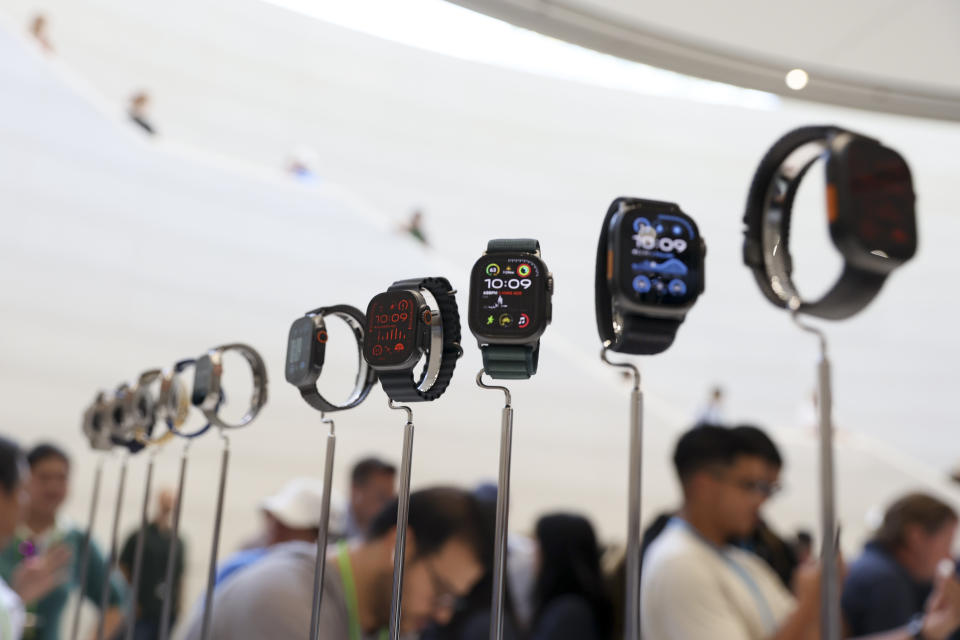 Os Apple Watches são exibidos durante um anúncio de novos produtos na sede da Apple na segunda-feira, 9 de setembro de 2024, em Cupertino, Califórnia. (AP Photo/Juliana Yamada)