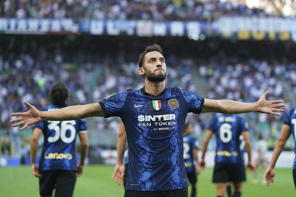 Hakan Calhanoglu, de Inter, festeja tras anotar el segundo gol de su equipo en el partido de la Serie A italiana contra Génova en el estadio San Siro, Milán, sábado 21 de agosto de 2021. (Spada/LaPresse via AP)