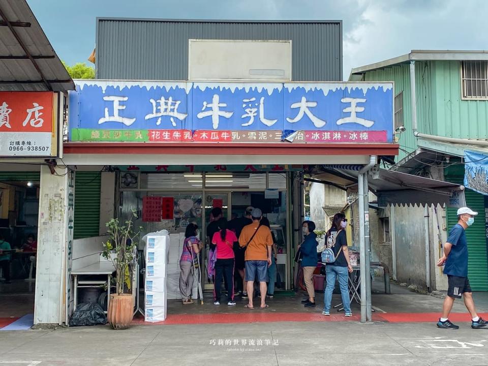 網推排隊冰品！40年老店「古早味冰磚」１個35元，餅乾夾厚切冰淇淋＋葡萄乾