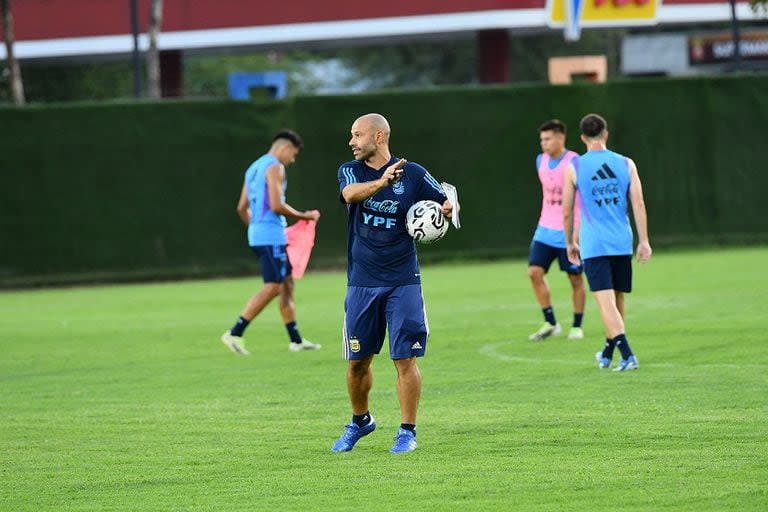 Javier Mascherano tiene la misión, nada sencilla, de llegar hasta la final del Preolímpico para obtener la clasificación a París 2024