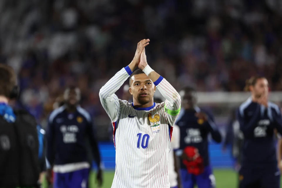 Kylian Mbappé plays without a mask against for France against Spain