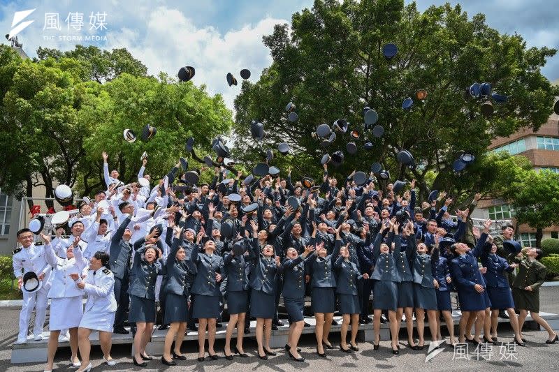 <cite>三軍八校院聯合畢業典禮27日於國防大學舉行，畢業學生拋帽歡慶畢業。（陳昱凱攝）</cite>