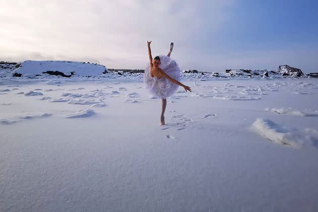 <p>La ballerine russe Ilmira Bagautdinova sur la glace du golfe de Finlande.</p>