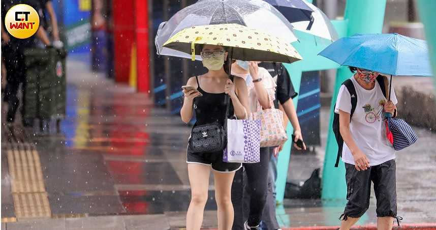 今（3日）低壓帶及西南風影響，易有短延時強降雨。（示意圖／趙文彬攝影）