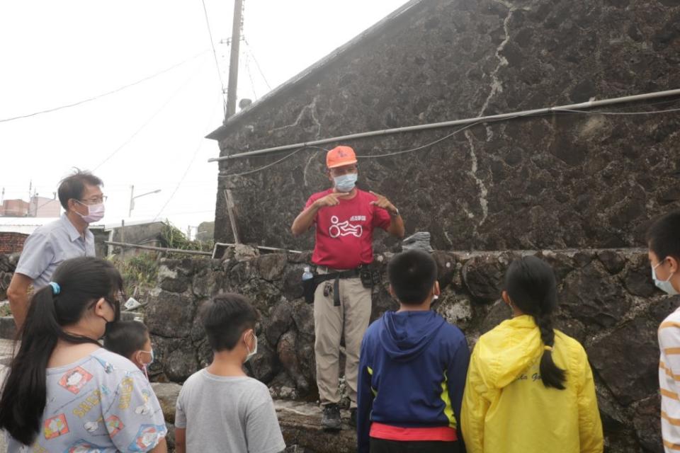 新北古蹟日到貢寮「馬崗走走」，參訪台灣極東點的馬崗漁村居民石頭屋的特殊建築。（新北市府文化局提供）