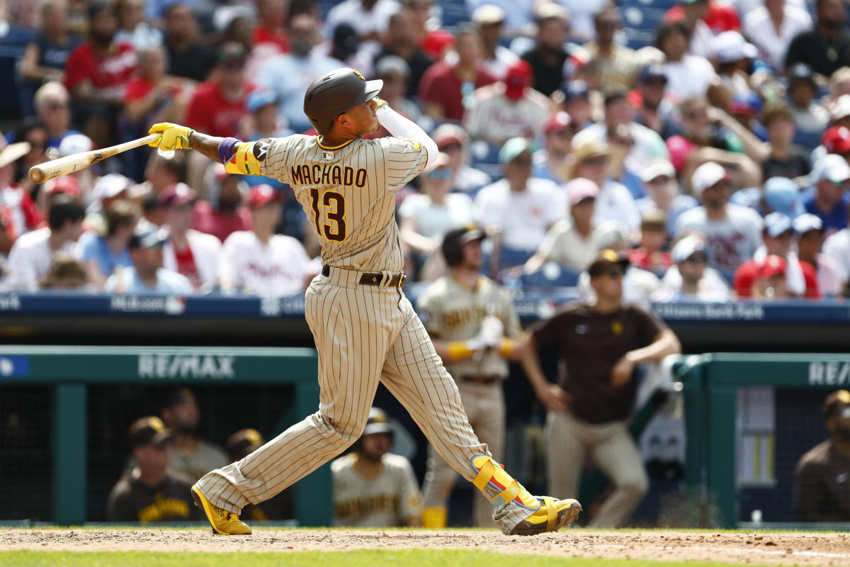 Manny Machado cranks 300th career home run into upper deck in