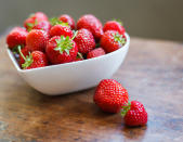 Keine Whitening-Zahnpasta zur Hand? Hier können übrig gebliebene Erdbeeren Abhilfe schaffen. Aufschneiden und mit dem Fruchtfleisch über die Zähne gehen. Bei starken Verfärbungen eine Prise Backpulver dazugeben, alles vermischen und kurz auf den Zähnen einwirken lassen. Anschließend mit normaler Zahnpasta entfernen. (Bild-Copyright: Deborah Pendell/Getty Images)