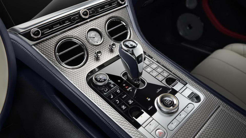 圖／Bentley Continental GT Mulliner Convertible在座位與車門的內飾細節導入「鑽中鑽」縫製技術，整個縫製過程長達18個月。