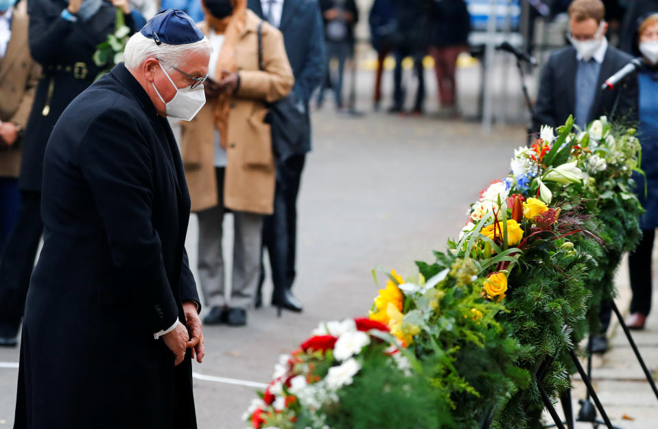 Bundespräsident Frank-Walter Steinmeier bei der Kranzniederlegung vor der Synagoge (Bild: Reuters/Fabrizio Bensch)