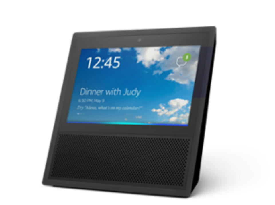 <p>En verano de 2017, Amazon lanzó el Echo Show, el primer altavoz inteligente que lleva incorporado una pantalla, lo que le diferenciaba sustancialmente de otros modelos del mercado. Según ‘Business Insider’, Google sacará un producto similar este año. Además, otras compañías como Samsung o Facebook trabajan también en su propio altavoz inteligente con pantalla. (Foto: Amazon). </p>