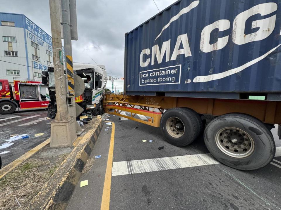 桃園市大園區27日發生大貨車直行時撞上要左轉的曳引車，曳引車被撞後卡在路口。（圖／警方提供）