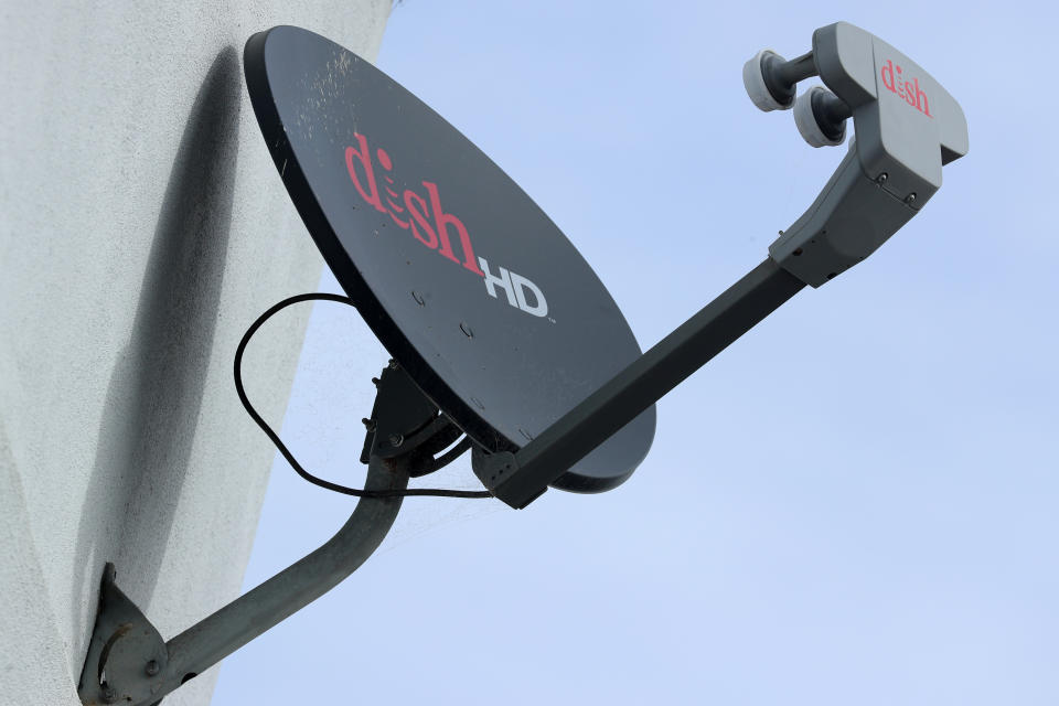 Сателитска антена на Dish Network е прикажана на станбен дом во Енцинитас, Калифорнија, САД, 8 ноември 2017 година. REUTERS/Мајк Блејк