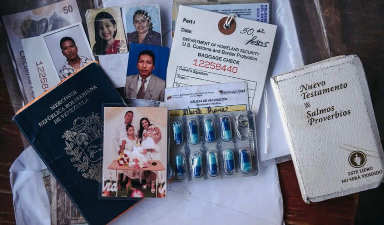 Azuna trajo poco consigo a Nueva York. Todo cabe en una carpeta que lleva con él y que incluye fotografías, pasaporte y un libro de bolsillo con versículos de la Biblia