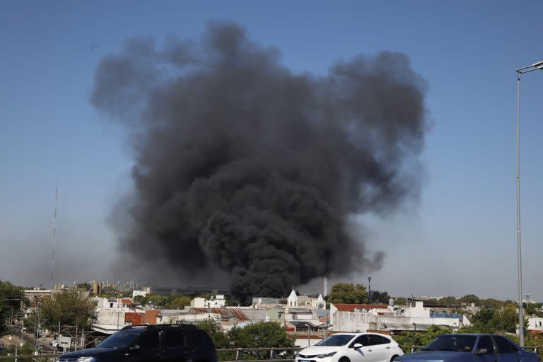 Se prendió fuego un colectivo de la línea 50 en la esquina de José Martí y Crisóstomo Álvarez. Bajo Flores