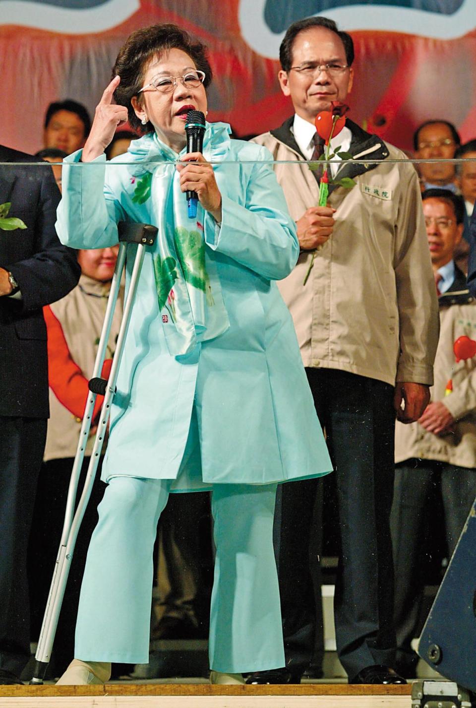 2004年總統大選，呂秀蓮（左）和陳水扁以極微弱差距險勝，遭泛藍人士質疑為「2顆子彈的勝利」。右為游錫堃。（達志影像）