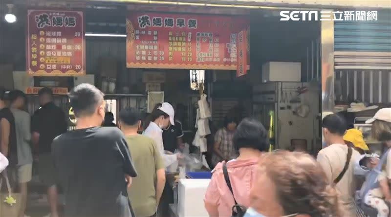 小琉球當地知名早餐店，一早就大排長龍。（圖／翻攝畫面）