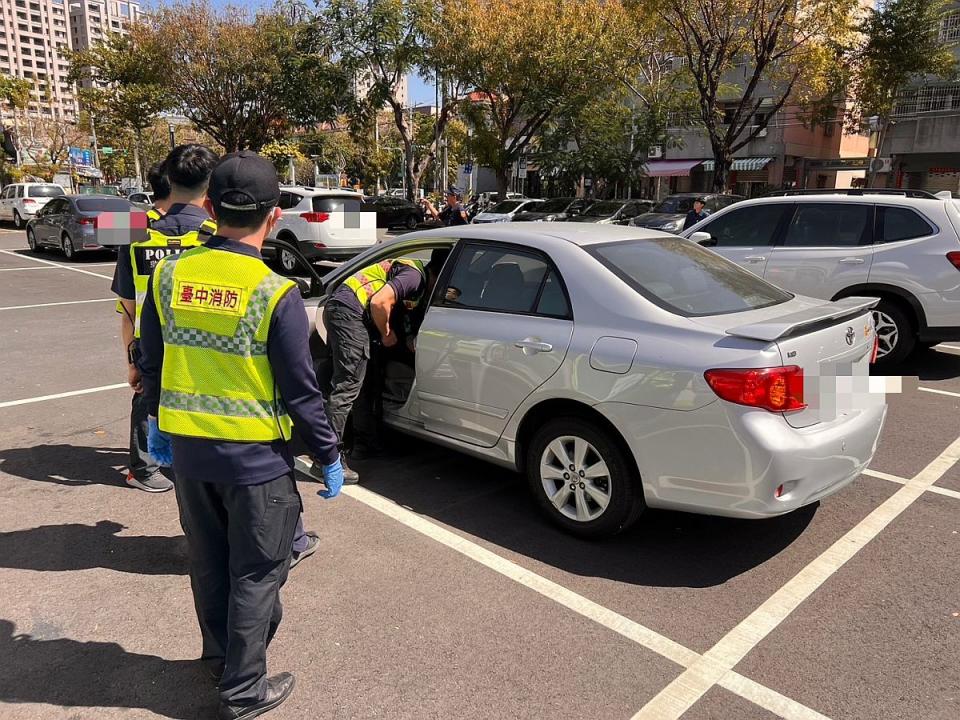 林老先生疑因身體不適，停好車離座之後，又坐回駕駛座上，之後不幸死亡。（圖：霧峰分局提供）