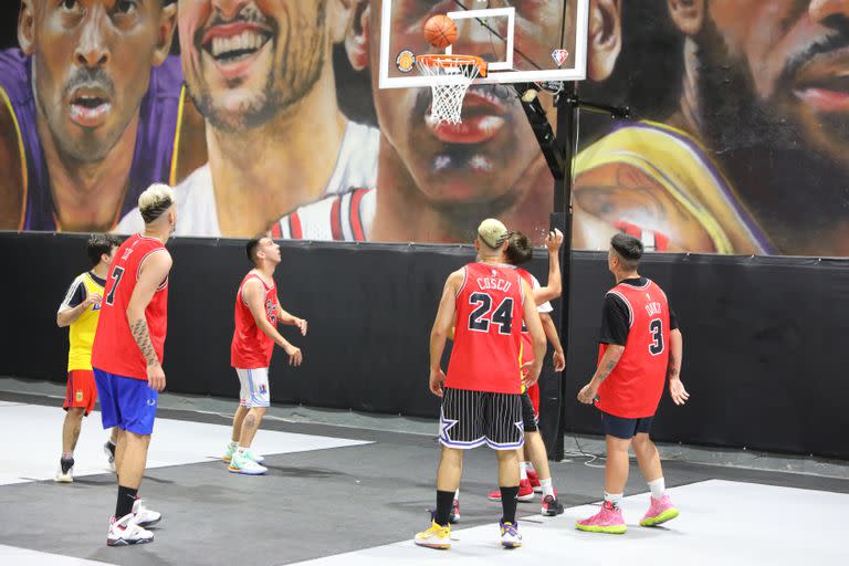 Artistas e influencers argentinos participaron en el ‘Clutch All-Star Celebrity Game’ – un partido amistoso que celebró la pasión por el basquetbol alrededor del país y el 75 aniversario de la NBA.