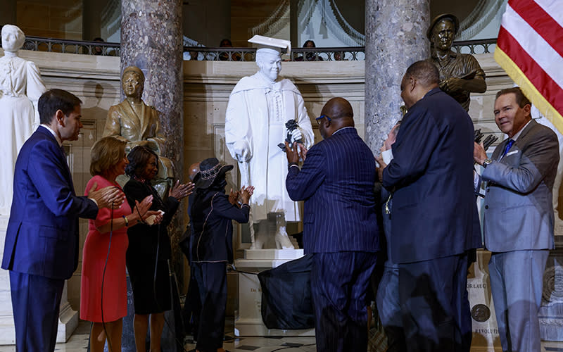 Congressional members unveil a statue of Mary McLeod Bethune