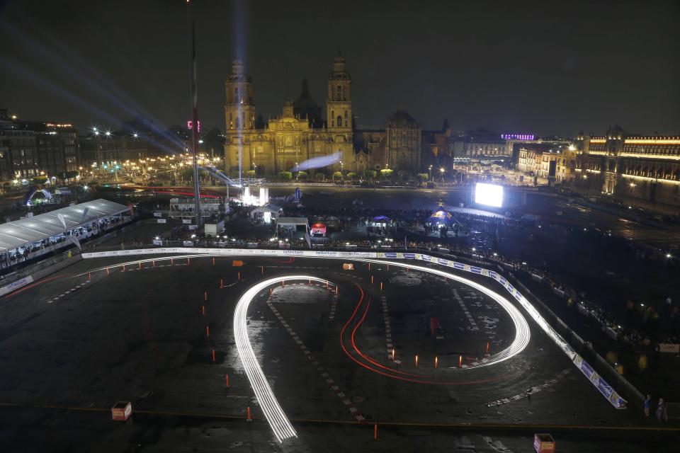 En esta imagen del jueves 9 de marzo de 2017, autos corriendo por el Zócalo, la principal plaza de Ciudad de México, en la primera etapa del rali Guanajuato en Ciudad de México. Tras iniciar el campeonato en el centro histórico de la capital, el Mundial de Ralis continuó del 10 al 12 de marzo en el estado de Guanajuato. (AP Foto/Marco Ugarte)