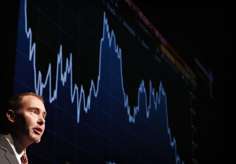 Jeffrey Gundlach, star bond investor and head of DoubleLine Capital, speaks at the Sohn Investment Conference in New York, May 8, 2013. Gundlach said on Wednesday that investors should avoid bank deposits gold, adding that record low interest rates will be around for some time to come.  REUTERS/Brendan McDermid (UNITED STATES - Tags: BUSINESS)