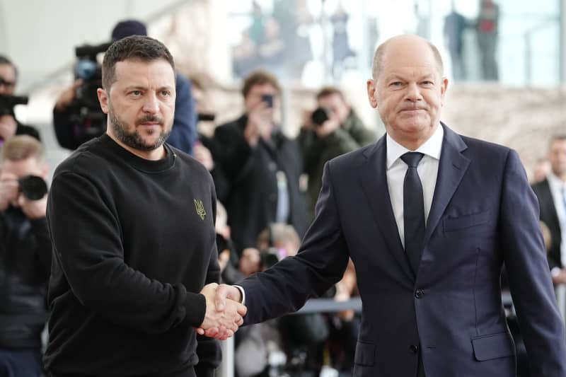 German Chancellor Olaf Scholz (R) receives Ukrainian President Volodymyr Zelensky at the Federal Chancellery. Kay Nietfeld/dpa