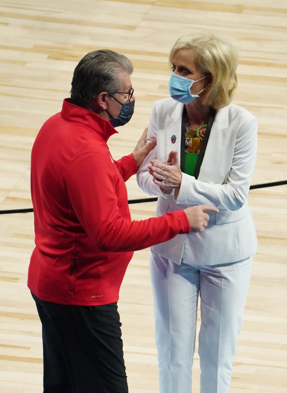 Connecticut coach Geno Auriemma chats with Baylor coach Kim Mulkey before their teams faced off in the Elite Eight on Monday.