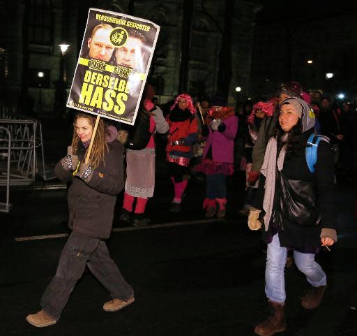 Un manifestante con un cartel con fotos del noruego Anders Behring Breivik (izq), encarcelado por una matanza en un encuentro de jóvenes socialistas, y de Heinz-Christian Strache, líder del partido de extrema derecha FPO, el 24 de enero 2014 en Viena (AFP | Dieter Nagl)