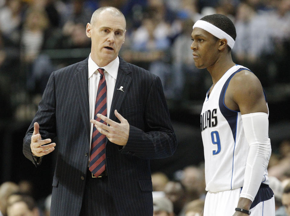 達拉斯獨行俠總教練Rick Carlisle（圖左）與Rajon Rondo。（AP Photo/Brandon Wade）