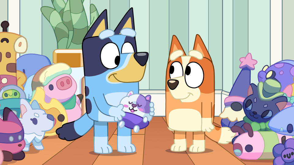 Bluey and Bingo decide who gets Gloria (the toy). Bingo suggests Gloria sleeps over at Blueyâ€™s bedroom first. 