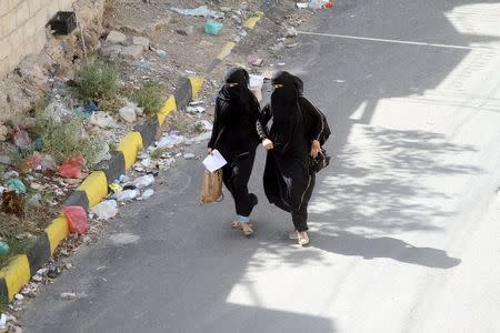 Women flee from an air strike on an army weapons depot in Yemen's capital Sanaa June 1, 2015. REUTERS/Mohamed al-Sayaghi