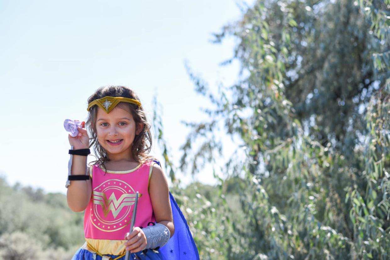 A 5-year-old girl in Washington who was blinded in a freak accident has removed her eye patch for the very last time. (Photo: Jessie Arambul Photography)