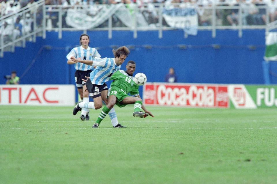 El delantero argentino Gabriel Batistuta, bloqueado por el nigeriano Michael Emenalo en un partido del Mundial, el 25 de junio de 1994 en Boston, Estados Unidos (AFP | Timothy A. Clary)