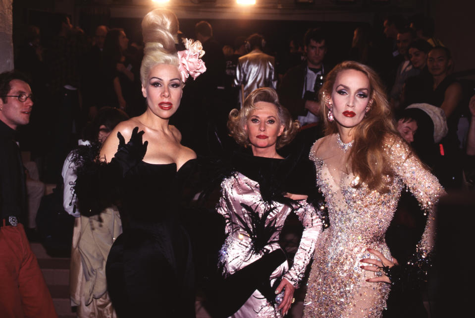 La estrella se codeó con lo más selecto del cine, pero también del mundo de la moda. Dianne Brill y Jerry Hall la acompañaron en un desfile de Thierry Mugler en París en el que no solo fue espectadora, sino que también subió a la pasarela. (Foto: Arnal / Pat / Gamma-Rapho / Getty Images)