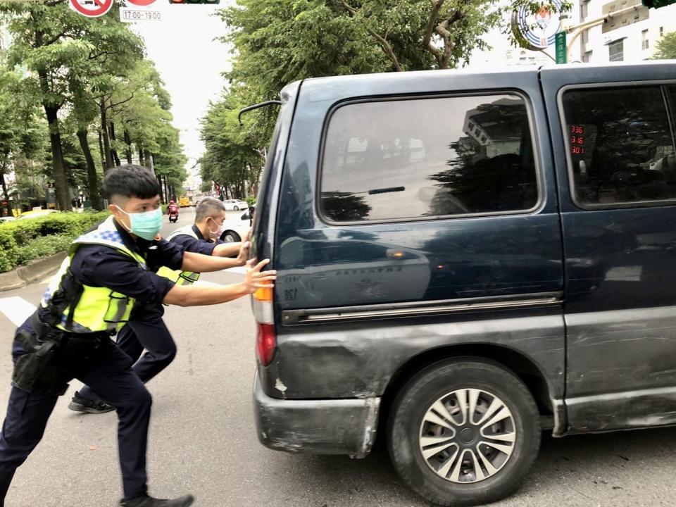 雙警徒步推車百公尺，臺北市保大暖警交通急救援。