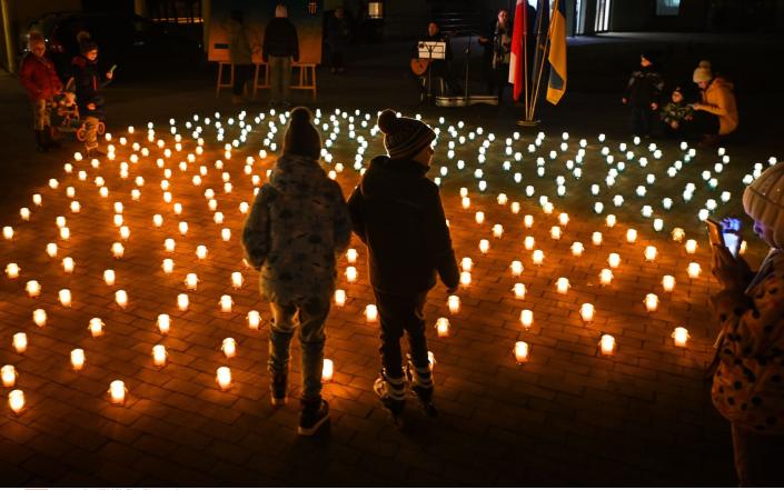 Ukrainische Flüchtlinge und Einheimische versammeln sich zur „Light for Ukraine“-Zeremonie in Polen – Shutterstock
