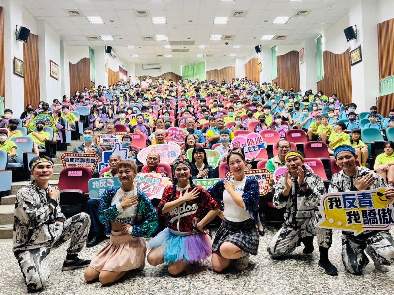 ▲毒防局今年響應626國際反毒日，安排至鳳山區鳳翔國中進行紙風車反毒戲劇宣導。（圖／高市府毒防局提供）