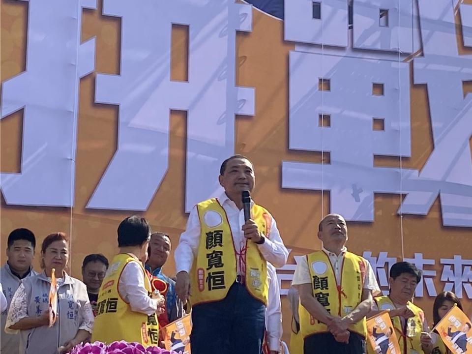 國民黨台中二選區立委參選人顏寬恒25日於沙鹿成立競選總部，「三子」同台力挺。國民黨總統參選人侯友宜疑以「日頭出來，陰霾都走掉」暗喻藍白整合，直言今天「心花朵朵開」。（潘虹恩攝）