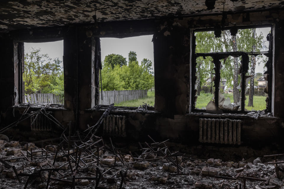 Los restos carbonizados de una escuela, supuestamente incendiada por los soldados rusos en retirada, en el pueblo de Bohdanivka, al noreste de Kiev, Ucrania, el miércoles 18 de mayo de 2022. (Ivor Prickett/The New York Times).