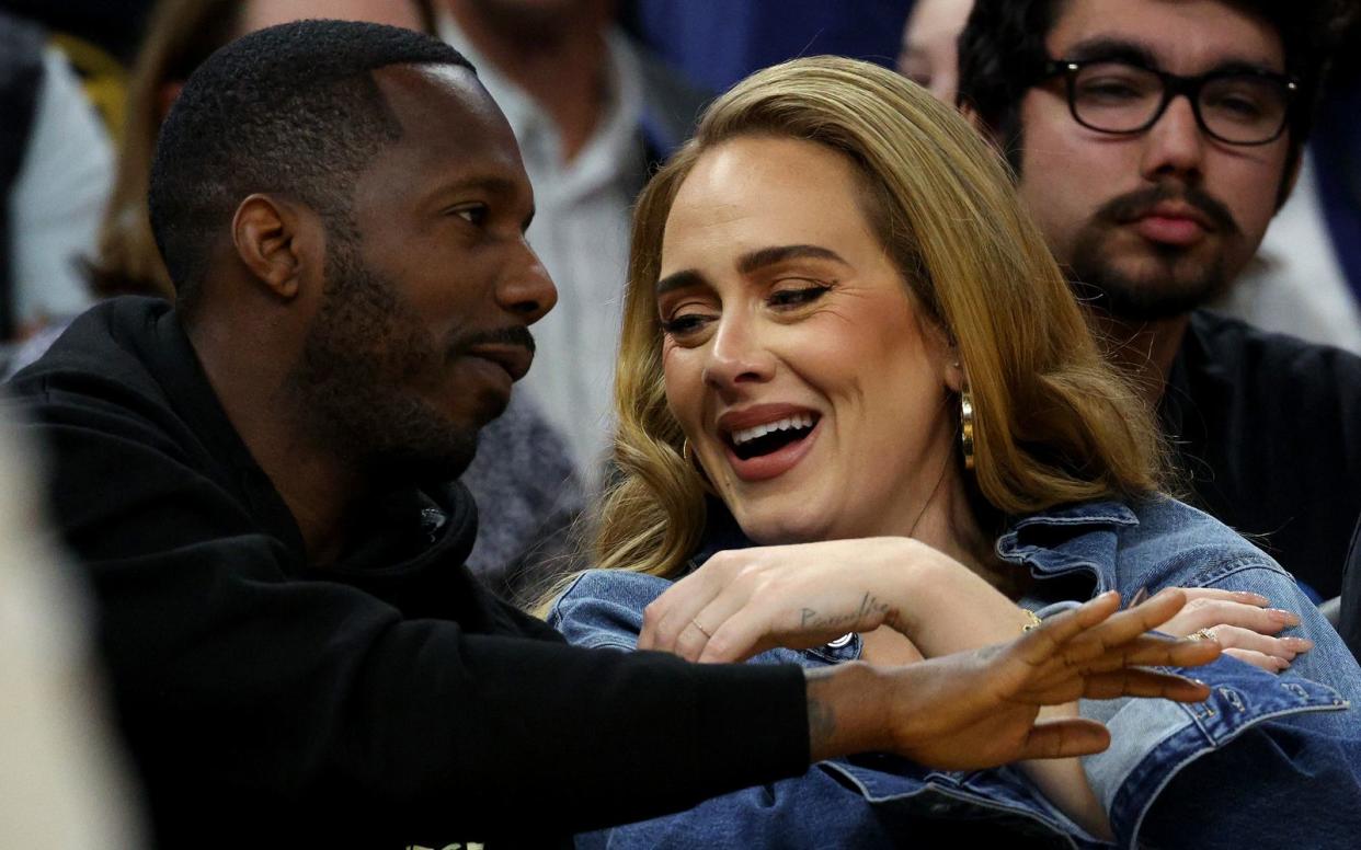 Haben Adele und Rich Paul heimlich geheiratet? Die Gerüchteküche brodelt. Ein Gespräch zwischen der Sängerin und einem Fan während ihres Konzerts soll der ausschlaggebende Hinweis sein. (Bild: Harry How/Getty Images)