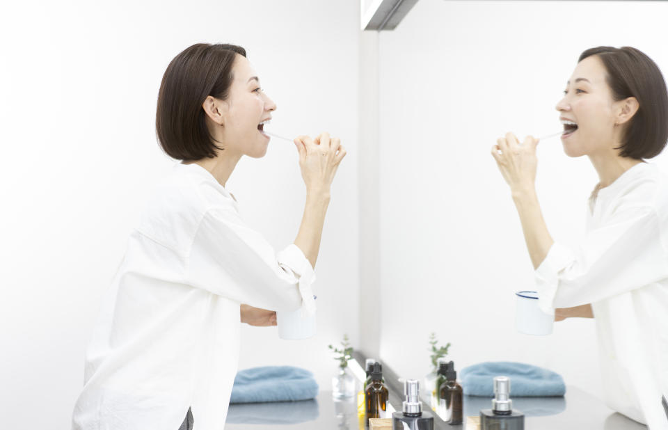 每天至少刷牙兩次，使用含氟牙膏（示意圖/Getty Image）