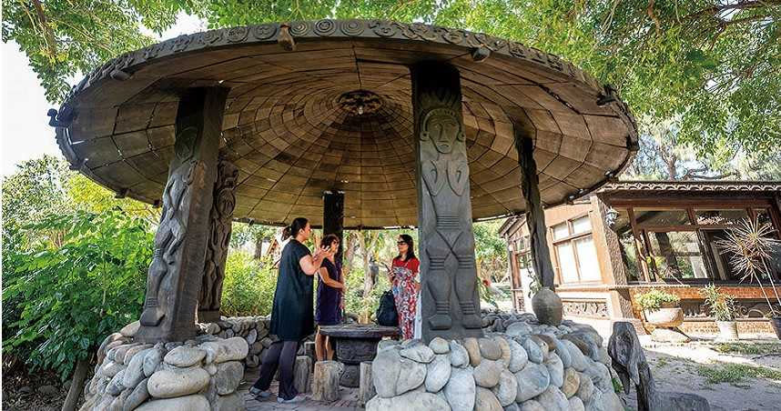 「原始亭」以鵝卵石結合雕刻木柱打造，是全台僅存以排灣族傳統工法建成的涼亭。（圖／焦正德攝）