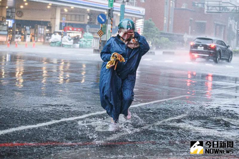 ▲明（11）日降雨型態與今日類似，「早上南部、午後北部」，各地仍要嚴防豪雨或大雨的出現。（圖／記者葉政勳攝）